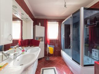 Eladó 350 m²-escsaládi ház Délegyháza, Nagycsaládos ház: 139'900'000 Ft