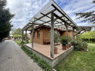 Eladó 98 m²-escsaládi ház Délegyháza, Tóparti: 119'000'000 Ft