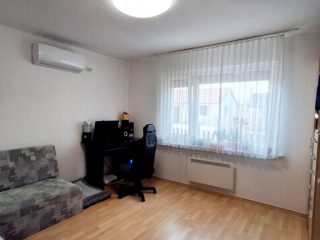 Eladó 95 m²-escsaládi ház Dinnyés, Központi utca: 93'000'000 Ft