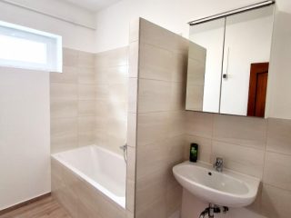 Kiadó 100 m²-esházrész Dinnyés, Pákozdi utca: 250'000 Ft