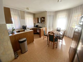 Eladó 170 m²-escsaládi ház Domony, Erdő utca: 83'000'000 Ft