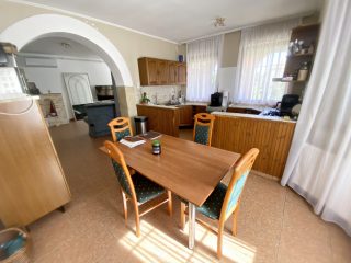 Eladó 170 m²-escsaládi ház Domony, Erdő utca: 83'000'000 Ft