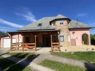 Eladó 170 m²-escsaládi ház Domony, Erdő utca: 83'000'000 Ft