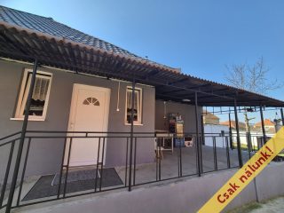 Eladó 90 m²-escsaládi ház Domony, Tavasz utca: 63'000'000 Ft