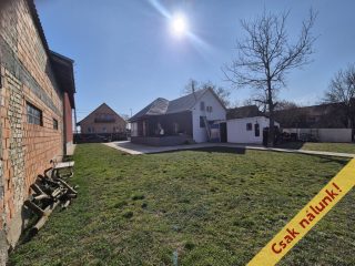 Eladó 90 m²-escsaládi ház Domony, Tavasz utca: 63'000'000 Ft