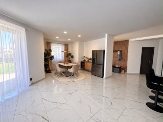 Eladó 214 m²-escsaládi ház Dunaharaszti, EXKLUZÍV, ZÁRT LAKÓPARK utca: 250'000'000 Ft