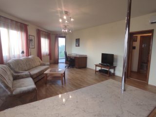 Eladó 110 m²-estársasházi lakás Dunaújváros, Bagolyvár utca: 88'900'000 Ft