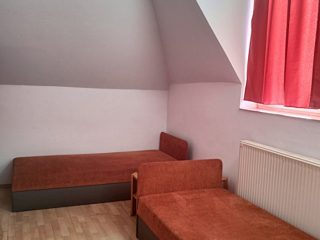 Kiadó 120 m²-escsaládi ház Érd (Érdliget) , Érdligeten található utca: 350'000 Ft