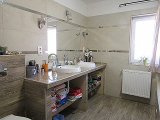 Eladó 142 m²-escsaládi ház Érd (Fenyves Parkváros) , Felső Parkvárosban található utca: 158'000'000 Ft