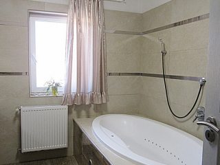 Eladó 142 m²-escsaládi ház Érd (Fenyves Parkváros) , Felső Parkvárosban található utca: 158'000'000 Ft