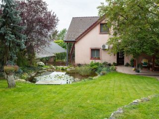 Eladó 190 m²-escsaládi ház Erdőkertes, Körte utca: 134'000'000 Ft