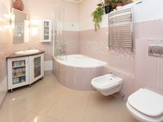 Eladó 190 m²-escsaládi ház Erdőkertes, Körte utca: 134'000'000 Ft