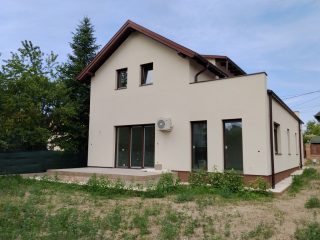 Eladó 181 m²-escsaládi ház Göd, 2-es úthoz közeli kisutca: 185'000'000 Ft