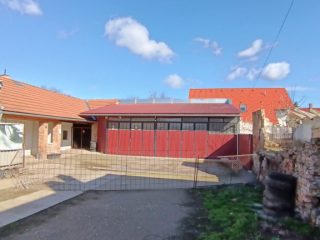 Eladó 157 m²-esüzlethelyiség utcai bejárattal Gyál, Forgalmas út: 124'900'000 Ft