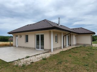 Eladó 147 m²-escsaládi ház Gyúró, Gyúró: 169'900'000 Ft