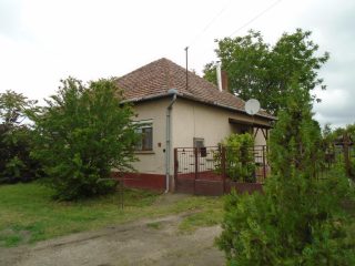 Eladó 100 m²-escsaládi ház Jászkarajenő, Táncsics Mihály utca: 24'900'000 Ft
