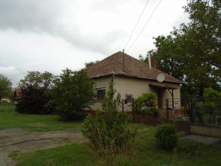 Eladó 100 m²-escsaládi ház Jászkarajenő, Táncsics Mihály utca: 24'900'000 Ft