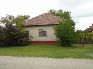 Eladó 100 m²-escsaládi ház Jászkarajenő, Táncsics Mihály utca: 24'900'000 Ft