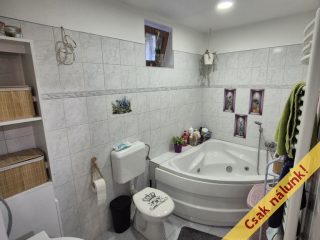 Eladó 100 m²-escsaládi ház Kartal, Alkotmány utca: 74'900'000 Ft
