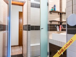 Eladó 226 m²-escsaládi ház Kartal, Orgona utca: 191'000'000 Ft