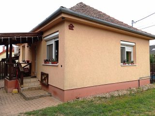 Eladó 71 m²-escsaládi ház Kerepes, Városközponthoz közeli utca: 79'900'000 Ft