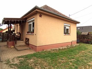 Eladó 71 m²-escsaládi ház Kerepes, Városközponthoz közeli utca: 79'900'000 Ft