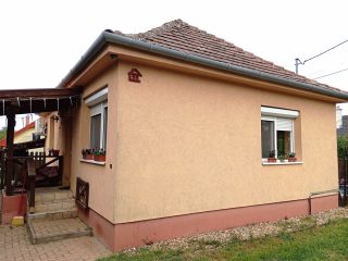 Eladó 71 m²-escsaládi ház Kerepes, Városközponthoz közeli utca: 79'900'000 Ft