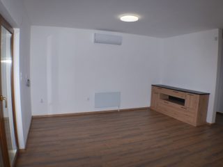 Eladó 72 m²-escsaládi ház Kiskunlacháza, Duna-part közeli utca: 105'000'000 Ft