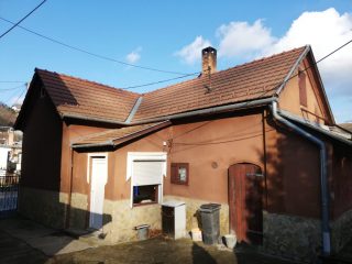 Eladó 100 m²-escsaládi ház Komló, Kossuth Lajos utca: 24'000'000 Ft