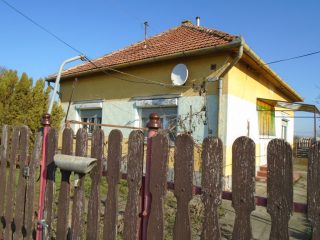 Eladó 76 m²-escsaládi ház Kőröstetétlen, Törteli út: 19'900'000 Ft