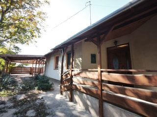 Eladó 130 m²-escsaládi ház Kulcs, Ifjúság utca: 98'900'000 Ft