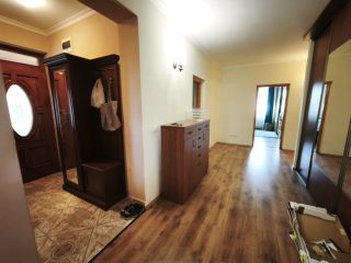 Eladó 130 m²-escsaládi ház Kulcs, Ifjúság utca: 98'900'000 Ft