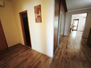 Eladó 130 m²-escsaládi ház Kulcs, Ifjúság utca: 98'900'000 Ft