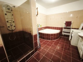 Eladó 130 m²-escsaládi ház Kulcs, Ifjúság utca: 98'900'000 Ft