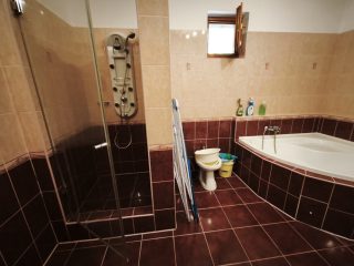 Eladó 130 m²-escsaládi ház Kulcs, Ifjúság utca: 98'900'000 Ft