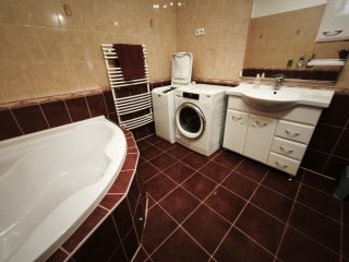 Eladó 130 m²-escsaládi ház Kulcs, Ifjúság utca: 98'900'000 Ft