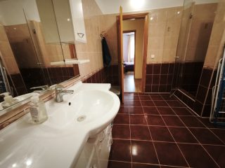 Eladó 130 m²-escsaládi ház Kulcs, Ifjúság utca: 98'900'000 Ft