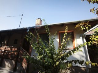 Eladó 130 m²-escsaládi ház Kulcs, Ifjúság utca: 98'900'000 Ft