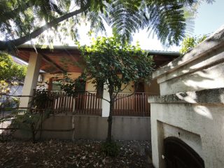 Eladó 130 m²-escsaládi ház Kulcs, Ifjúság utca: 98'900'000 Ft