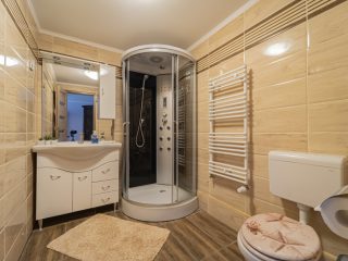 Eladó 435 m²-esvendéglátó egység utcai bejárattal Leányfalu, Móricz Zsigmond út: 460'000'000 Ft