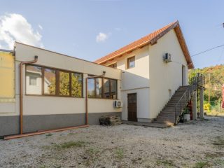 Eladó 435 m²-esvendéglátó egység utcai bejárattal Leányfalu, Móricz Zsigmond út: 460'000'000 Ft