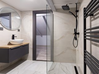 Eladó 140 m²-escsaládi ház Leányfalu, Móricz Zsigmond utca: 129'900'000 Ft