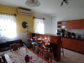 Eladó 140 m²-escsaládi ház Makád, Kendereskert utca: 60'000'000 Ft