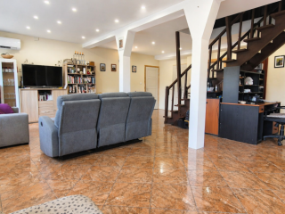 Eladó 220 m²-escsaládi ház Mende, Mende út: 115'000'000 Ft