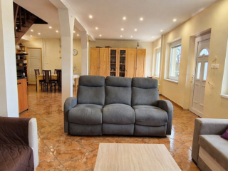 Eladó 220 m²-escsaládi ház Mende, Mende út: 115'000'000 Ft