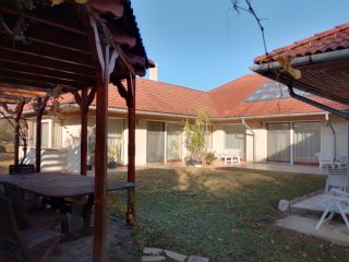 Eladó 296 m²-escsaládi ház Mogyoród, Szentjakab park: 285'000'000 Ft