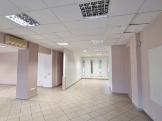 Kiadó 103 m²-esüzlethelyiség utcai bejárattal Nyíregyháza, NyírPláza közeli utca: 259'000 Ft