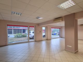 Kiadó 103 m²-esüzlethelyiség utcai bejárattal Nyíregyháza, NyírPláza közeli utca: 259'000 Ft