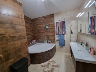 Eladó 111 m²-estársasházi lakás Nyíregyháza, Tavasz u közeli utca: 110'000'000 Ft