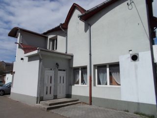 Eladó 300 m²-escsaládi ház Ózd, 48-as út: 39'900'000 Ft